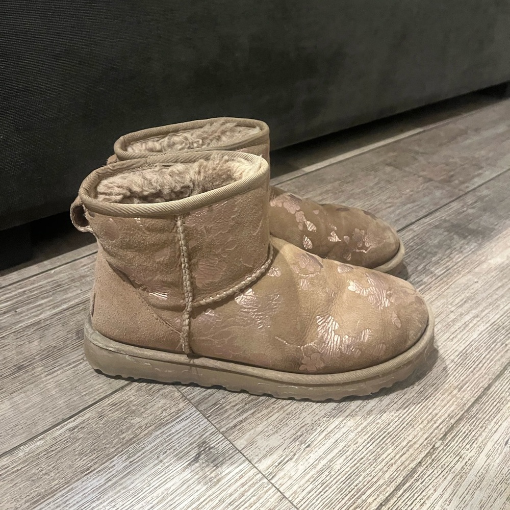 UGG mini floral patter